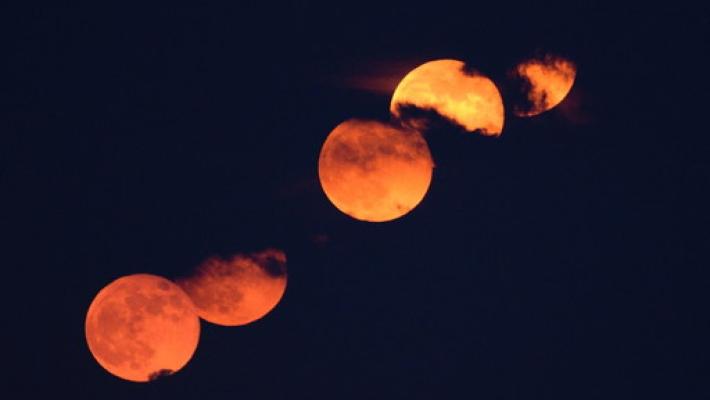 Un suggestivo e spettacolare collage di... superluna "parmigiana"