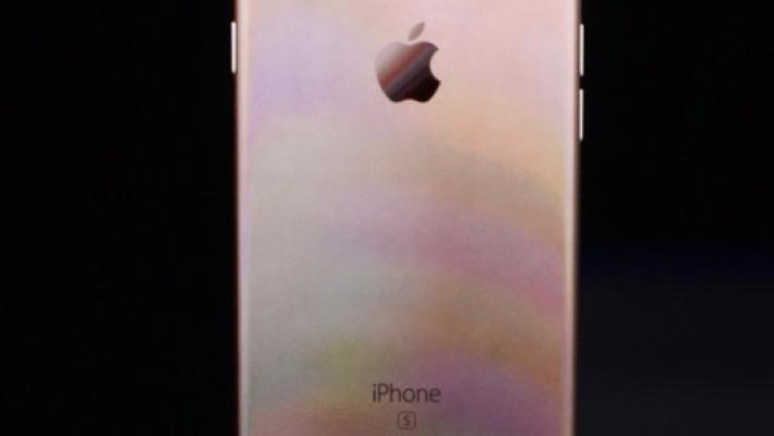 Compra un iPhone su Amazon, lo rende  ma non gli viene rimborsato perché nel pacco c'erano  delle mutande