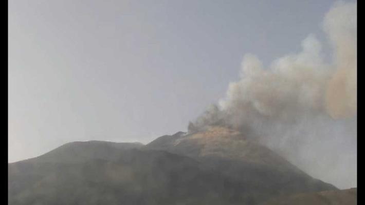 Etna: ancora un parossismo, fontana di lava e nube di cenere
