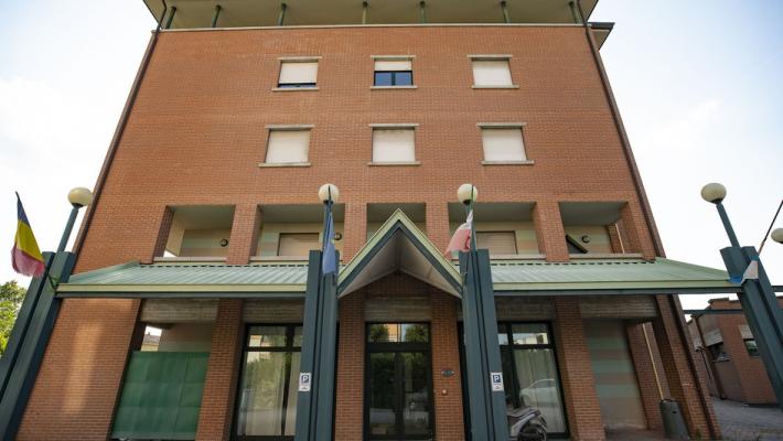 Rapinate e trascinate nell'hotel abbandonato