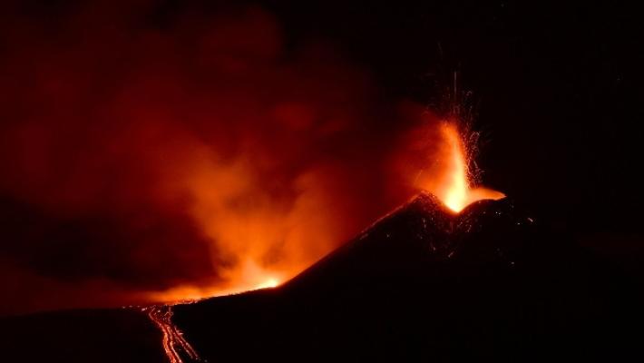 Etna: il vulcano si accende e spegne continuamente