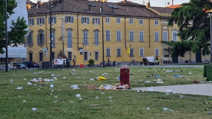 Per piazza della Pace un risveglio tra i rifiuti