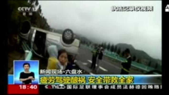 Auto vola fuori strada: passante illeso per un soffio