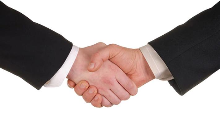 Addio alla stretta di mano? Forse. Ci sono già altri modi di salutarsi....
