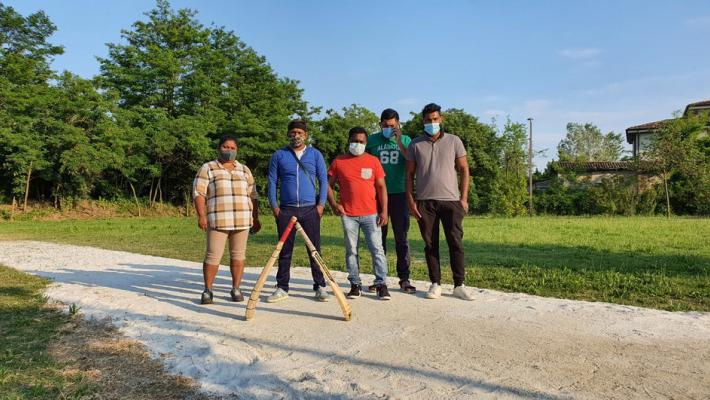 L'area verde diventa un campo da cricket. E l'opposizione si scatena