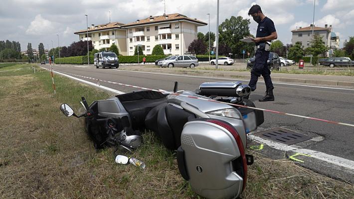 Scooter investe pedoni in via Budellungo