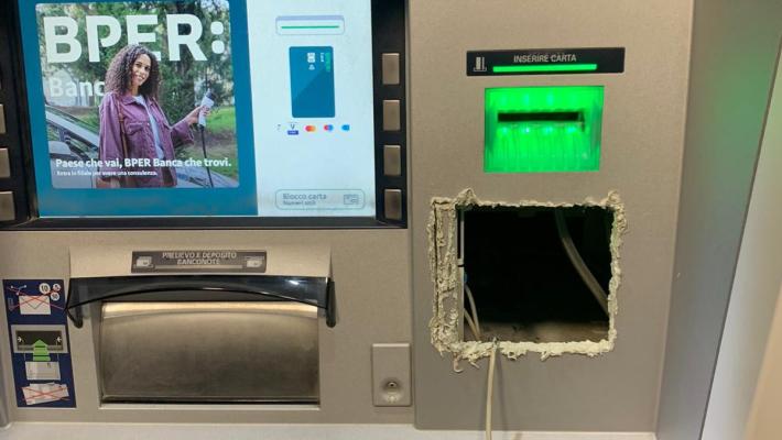 Cerca di «aprire» il bancomat: scatta l'allarme e se la dà a gambe