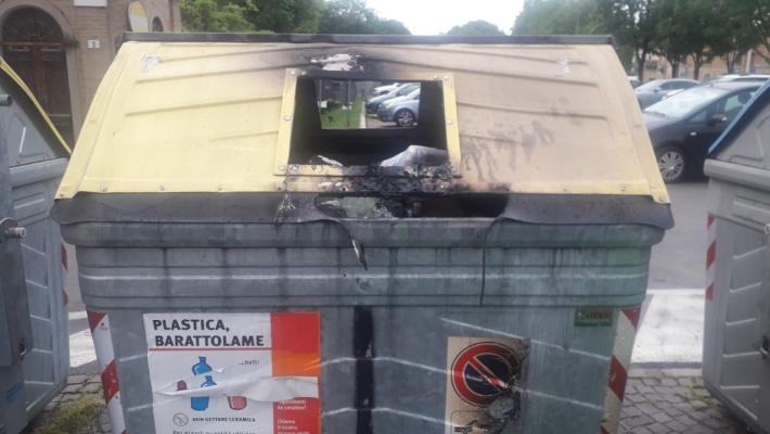 Brucia preservativo usato con un prostituto, a fuoco il cassonetto: denunciato 