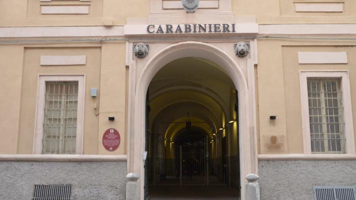 Individuato il ladro seriale di vino, alimentari e bici dalle cantine del centro: è un 43enne