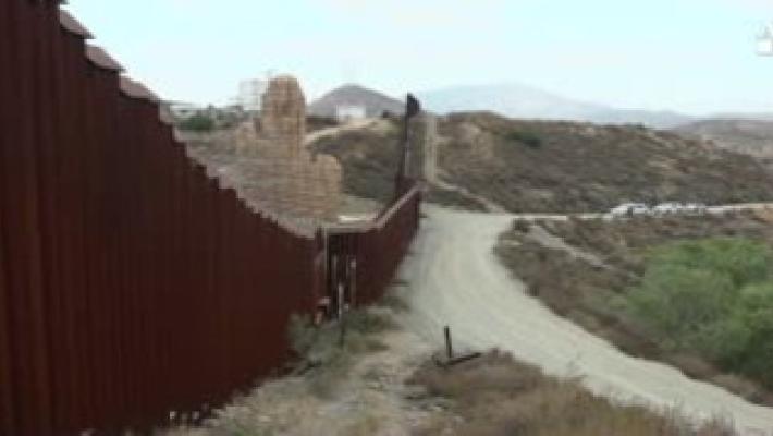 Spunta maxi foto bimbo a confine Messico