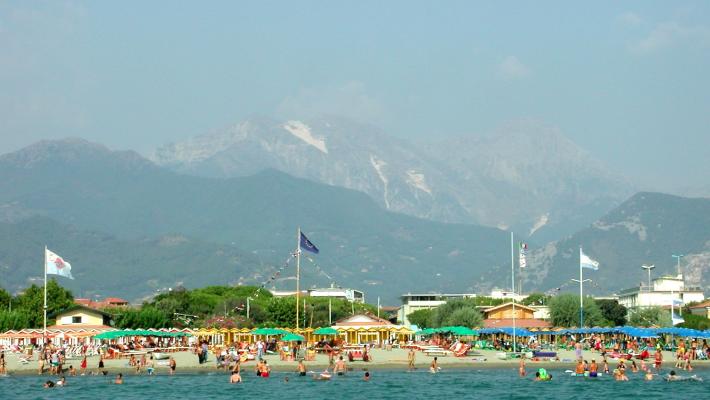 Norme anticovid (e abusivismo commerciale): ecco gli steward in spiaggia a Forte dei Marmi