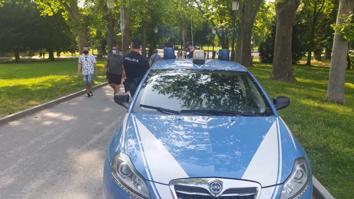 Anche oggi setacciato il parco Ducale, cespuglio per cespuglio: trovati 40 grammi di hashish