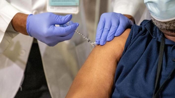 Aifa: "Studi clinici su mix di vaccini garantiscono sicurezza elevata 
