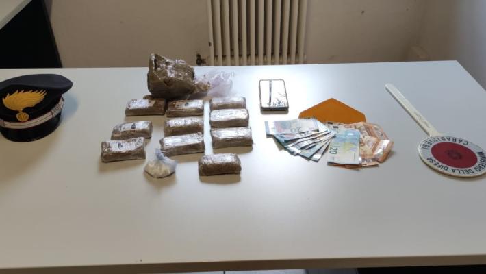 Fermati con 34 grammi di cocaina. L'hashish l'avevano dato al barista (per conservarlo)