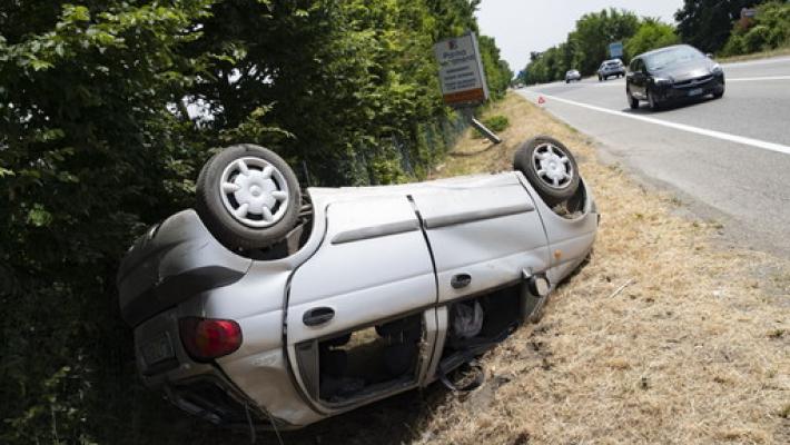 Auto si ribalta a Fraore: illeso l'autista