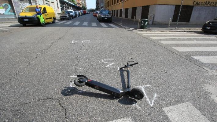 Investito da un'auto su un monopattino
