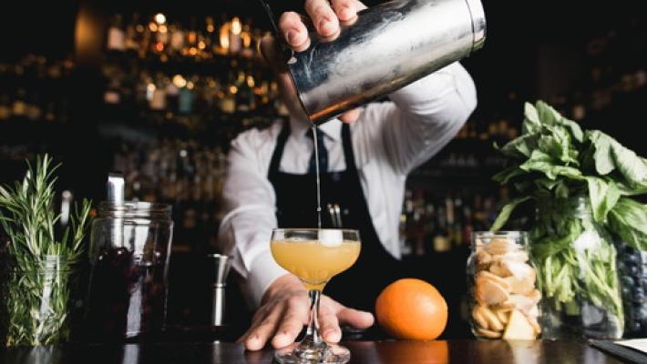 Evade dai domiciliari per farsi l'aperitivo al bar con un amico: «beccato» subito