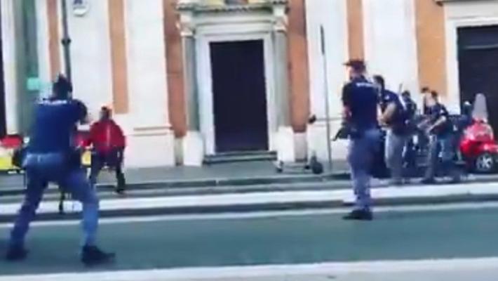 Armato di coltello in stazione, la polizia spara per fermarlo - Video 