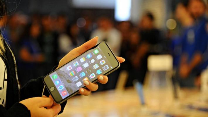 Biella, la preside rimprovera  una 14enne perché  usa lo smartphone, lei la minaccia con un coltello