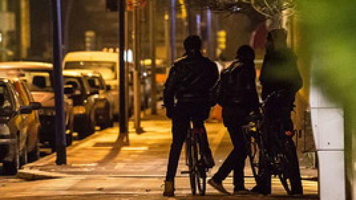 Come funziona la piramide della droga: vedette, pusher, cassieri...