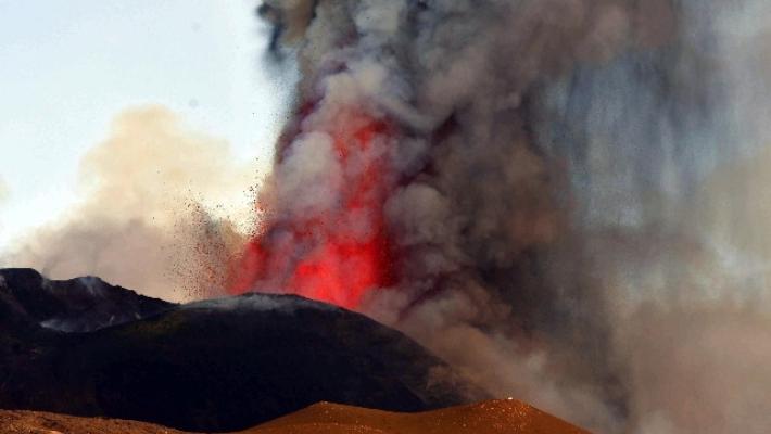 Etna: fontana di lava e nube eruttiva alta 9 km dal Sud-Est