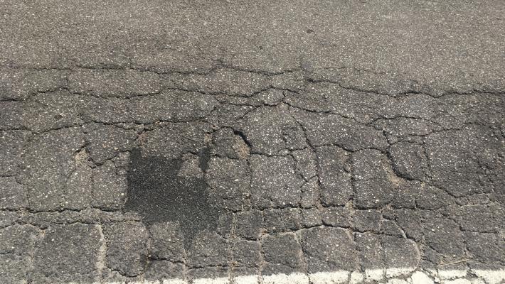 Monza, un pensionato ripara una buca: invece di un grazie riceve una multa da 800 euro