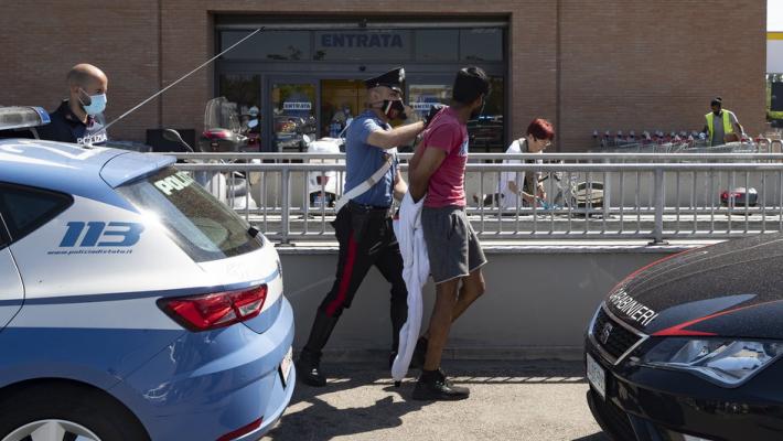 Arraffa alcolici, fugge e travolge una donna: 27enne arrestato