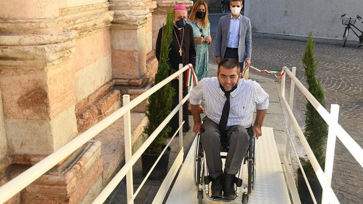 Adesso il Battistero  è davvero per tutti. Nuova rampa per l'accesso dei disabili
