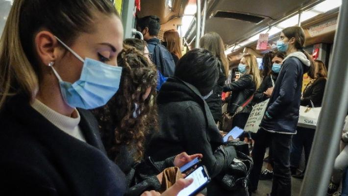 Stop alle mascherine in aereo, al cinema,  a teatro e negli eventi sportivi al chiuso,  ma restano sui mezzi di  trasporto fino al 30 settembre 