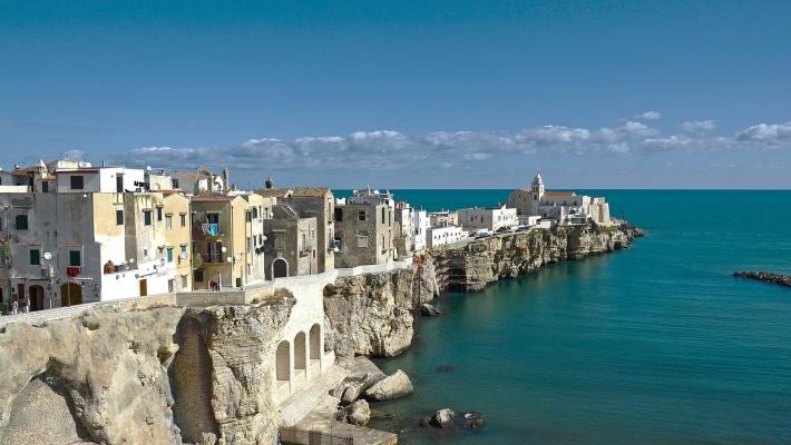 Il bianco,  il verde e il blu: tutti i colori del Gargano