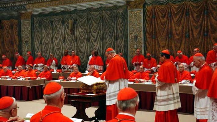Extra omnes, fumata bianca: tutte le regole del conclave. Nuovo Papa, i favoriti