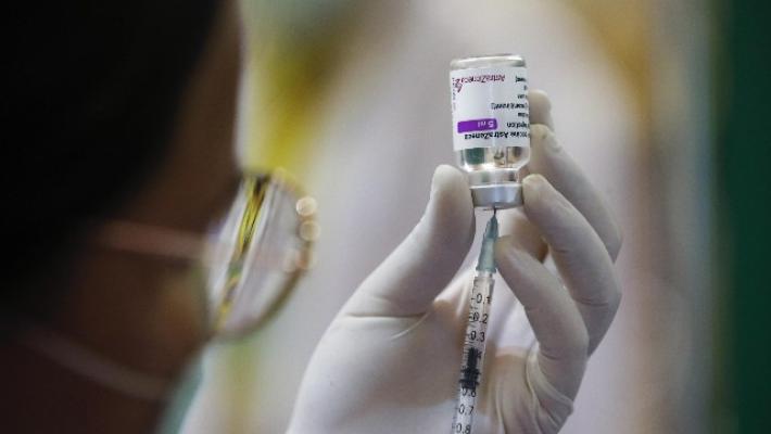 Donini: "Vaccino, priorità seconda dose per tutti. Possibile anticipo dei richiami con AstraZeneca per over 60"