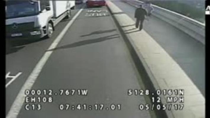 Spintonata, rischia di essere travolta da bus: è caccia al runner Video