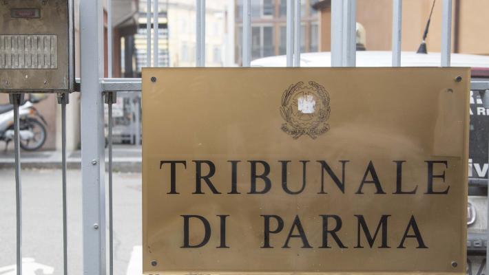 Abbordò un 70enne per strappargli l'orologio: patteggia due anni