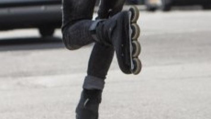 Donna investita sui roller: è in gravi condizioni