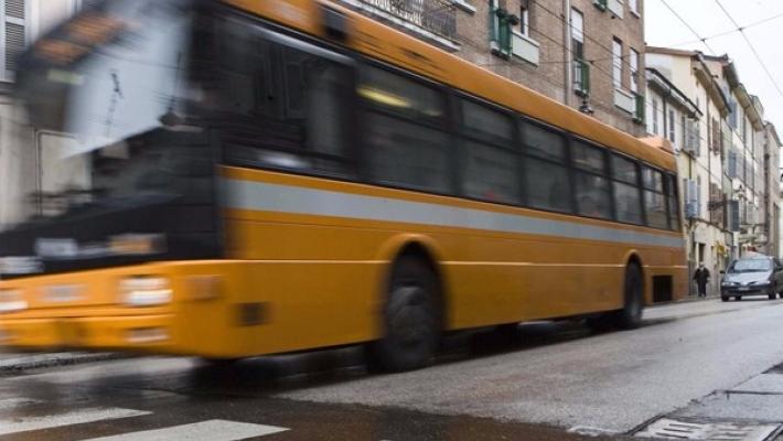 Non ha il biglietto e spintona i verificatori per fuggire: bloccato e denunciato