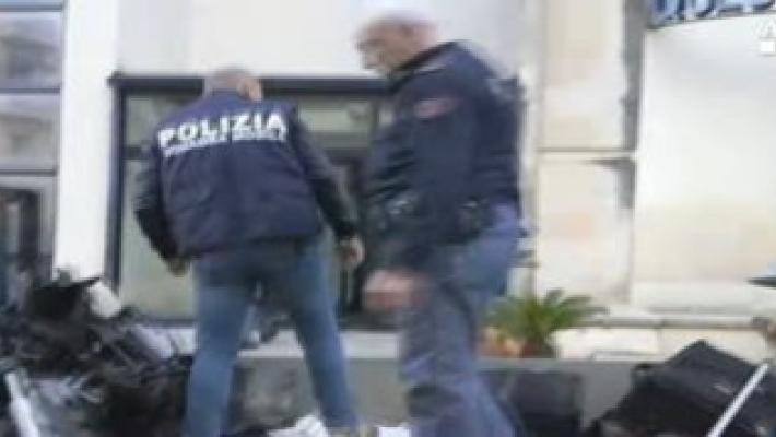 Moto rubata smontata su autobus, fermato