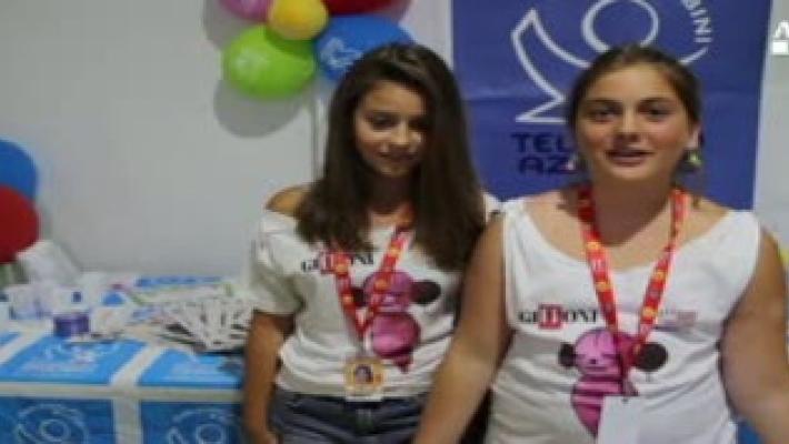 Telefono e social, i bambini "inchiodano" gli adulti Video