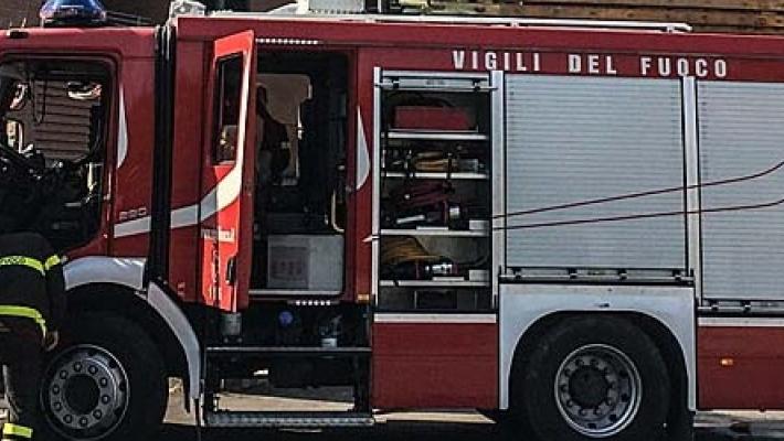 Auto in fiamme nel parcheggio di un condominio di strada Maretto