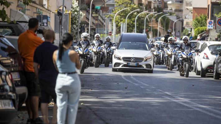 Raffaella Carrà, folla, fiori e lacrime per il corteo funebre. Venerdì i funerali