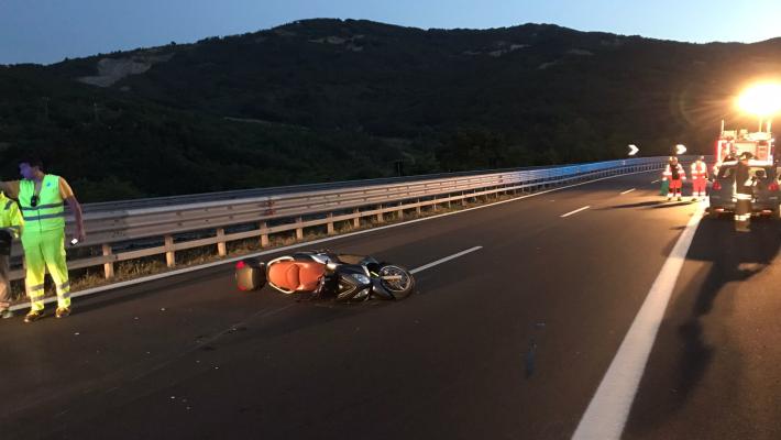 Drammatico incidente in A15: morto un 27enne  residente a Sarzana su uno scooter