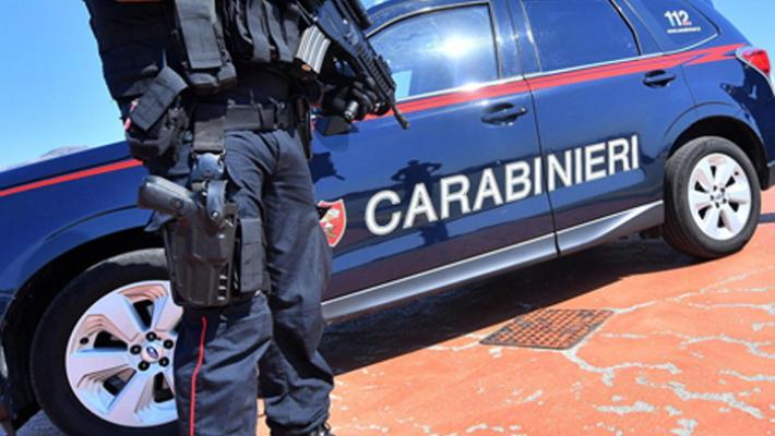 Accoltella la moglie e tenta il suicidio