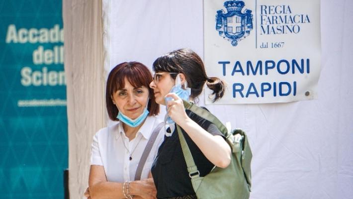 Covid: più test ma positivi stabili, riprende il calo dei ricoveri in Italia