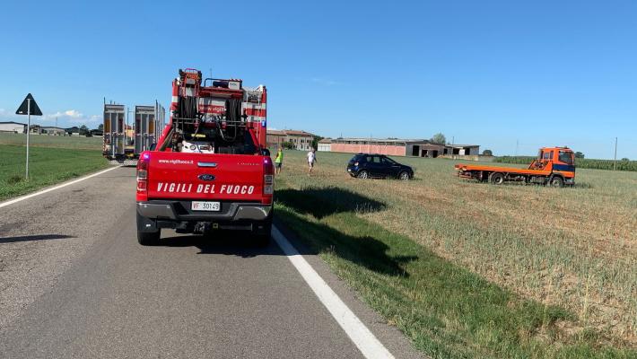 Auto finisce in un campo: grave una 30enne
