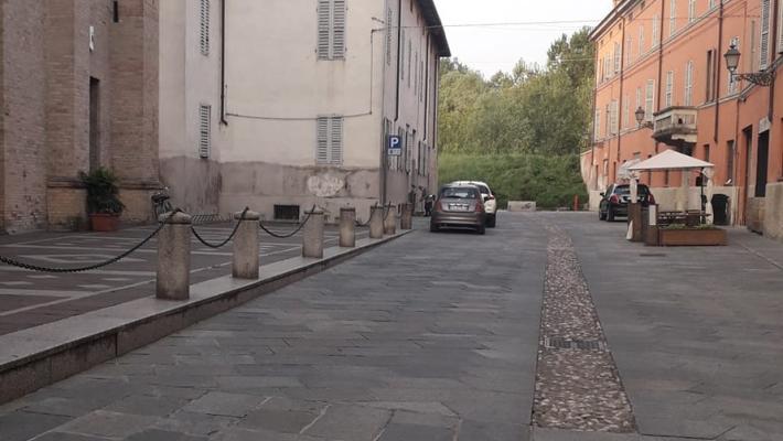 «Non ti ricordi di me? Vieni che ti abbraccio» e le ruba la catenina