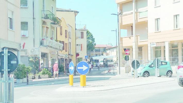 Non piace la rotonda «a fagiolo» di Monticelli.  Ma il Comune la difende