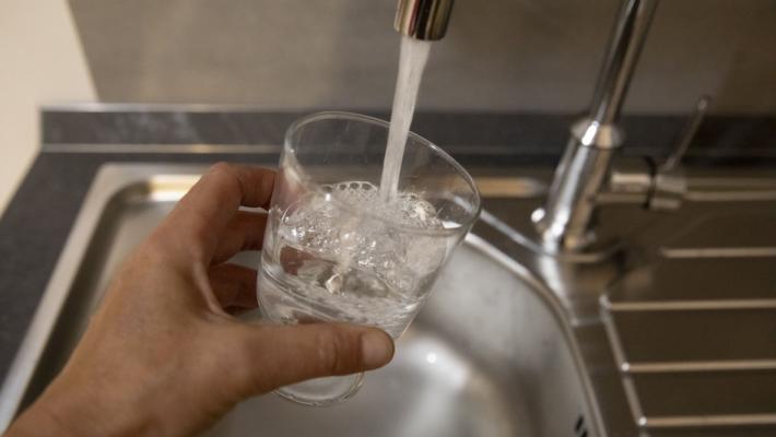 La bolletta dell'acqua costa sempre di più. Aumenti medi del 4%