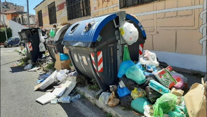 "Quadraro non è una discarica", abitanti bloccano strada a Roma