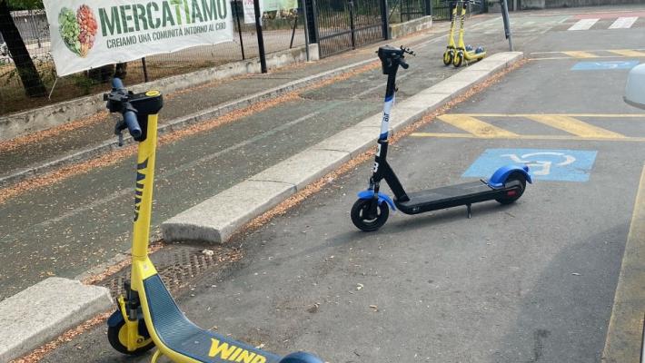 Via Montebello, monopattini nella sosta-disabili e nella pista ciclabile, difficile fare peggio