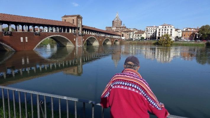Pavia, litiga con tre ragazzi e li investe: una è gravissima